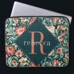Capa Para Notebook Vintage Coral Floral William Morris Monograma<br><div class="desc">Este simples mas elegante design apresenta um elegante padrão inspirado por William Morris em verde-sábio, coral de pêssego e floral de creme. Proteja o seu laptop ou comprimido no olho. Adicione um nome para personalizá-lo. Faz um Natal excelente ou um presente Dia de as mães. Criado pela imprensa simplesmente de...</div>