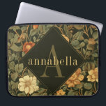 Capa Para Notebook Vintage Dark Floral William Morris Monograma<br><div class="desc">Este simples, mas elegante design apresenta um escuro e elegante William Morris inspira um padrão floral em verde sábio, ouro mole e ferrugem rica num fundo negro. Mantenha o seu laptop ou tablet protegido com estilo. Adicione um nome para personalizá-lo. Faz um Natal excelente ou um presente Dia de as...</div>