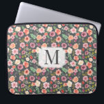 Capa Para Notebook Vintage Floral ⎥ Monograma Capa Computador<br><div class="desc">Fundo de cinza suave com padrão floral uniforme vintage em tons de primavera suave,  pincel e mauve com monograma personalizado em fonte serif</div>