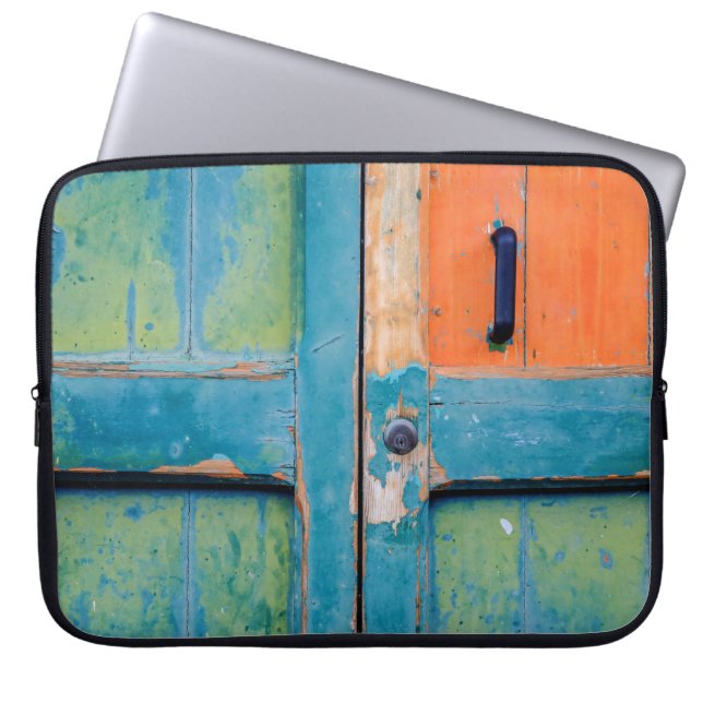 CAPA PARA NOTEBOOK VISÃO DE FECHAMENTO DA PORTA DE MADEIRA AZUL E VER (Frente)