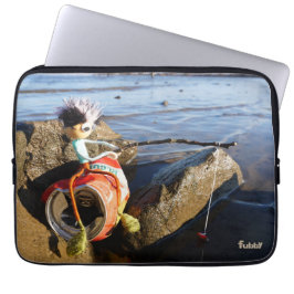 Capa Para Notebook Vissende Fubby op een blikje aan de waterkant.