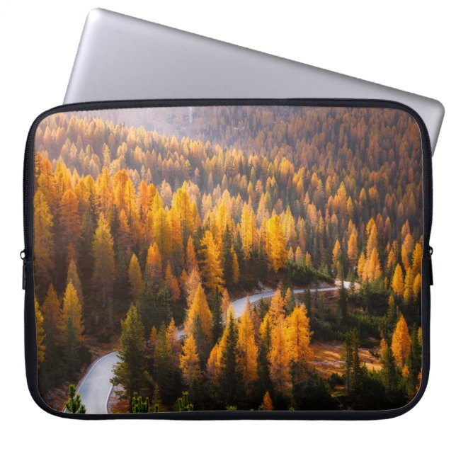Capa Para Notebook Vista de excelente da estrada sinuosa. Dramático e (Frente)