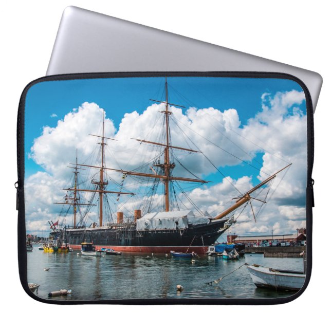 Capa Para Notebook Vista de um morcego ribeirinho vitoriano histórico (Frente)