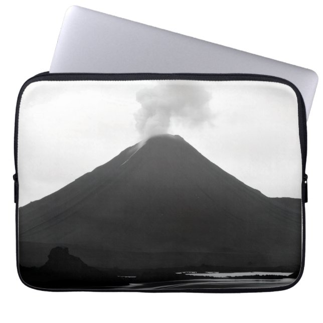 Capa Para Notebook Vulcão Erupindo Preto e Branco (Frente)