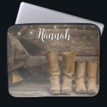 Capa Para Notebook West Cowboy Boots Russo Barn Monograma<br><div class="desc">Esta bolsa de laptop divertida e rústica apresenta dois pares de botas de cowboy e uma parede de cabana com luzes de cordas. Para o amante ocidental ou equino. Criada pela Simplesmente Farmhouse Press; foto de Melanie Mauer no Unsplash.</div>