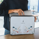 Capa Para Notebook Wild Floral<br><div class="desc">A Bolsa de laptop Floral Selvagem sobre um fundo azul empoeirado oferece uma bela mistura de encanto natural e rústico. Projetada com flores silvestres em cores sutis e sutis sobre um cenário azul suave e suave, esta Bolsa de laptop adiciona uma estética única e na moda à sua rotina diária...</div>