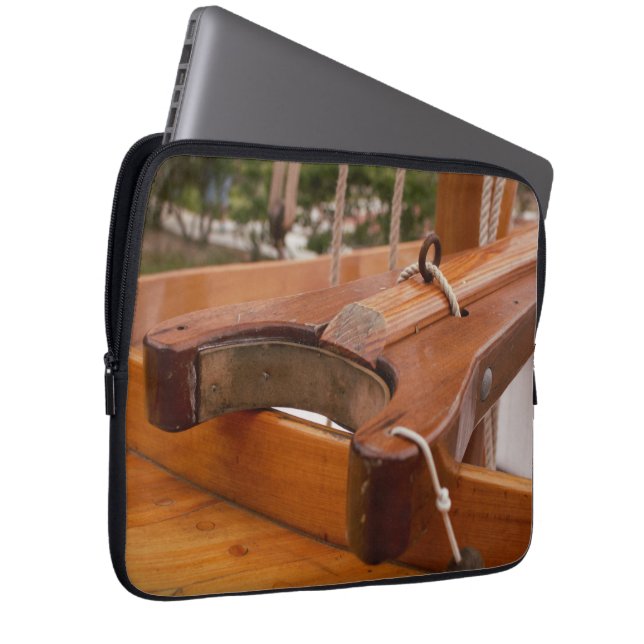 Capa Para Notebook Wooden Sailboat Boom w Yoke (Frente Esquerda)