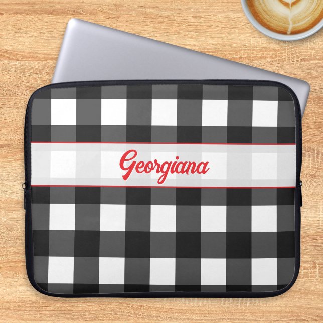 Capa Para Notebook Xadrez de Búfalo Preto e Branco Personalizado (A black and white buffalo check laptop cover, with personalized name in red script typography)