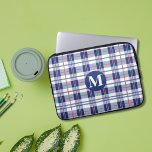 Capa Para Notebook Xadrez de Monograma Vermelho, Branco e Azul<br><div class="desc">Proteja o seu laptop com esta tendência, xadrez, bolsa de laptop em vermelho, branco e azul. Esta é uma bolsa de laptop divertida para alguém que é patriótico, ama as cores vermelha, branca e azul ou padrões xadrezes. A letra do monograma é personalizável e faria um presente personalizado de excelente....</div>