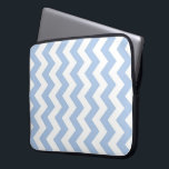 Capa Para Notebook Zigzag claro azul e branco<br><div class="desc">As linhas alternadas de ziguezags claros azuis e brancos compõem esse padrão geométrico em negrito. O design do bebê azul e branco foi projetado do zero. Imagem criada digitalmente. Copyright ©2013 Claire E. Skinner,  Todos os direitos reservados.</div>