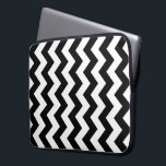 Capa Para Notebook Zigzag preto e branco<br><div class="desc">Colunas alternadas de ziguezags a preto e branco formam um padrão geométrico distinto. Imagem criada digitalmente. Copyright © 2013 Claire E. Skinner. Todos os direitos reservados.</div>
