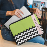 Capa Para Notebook Zigzag preto-e-branco, Chevron, verde, seu nome<br><div class="desc">Padrão elegante,  na moda e sofisticado zigzag (chevron) em preto e branco sobre fundo verde. Presente moderno e moderno,  perfeito para o amante ziguezague na sua vida. Personalize adicionando o seu nome,  apelido,  monograma ou iniciais.</div>