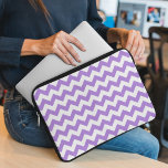 Capa Para Notebook Zigzag Roxo, Chevron Roxo, Padrão Geométrico<br><div class="desc">Padrão elegante,  na moda e sofisticado zigue-zague (chevron) em cor roxa e branca. Presente moderno e moderno,  perfeito para o amante ziguezague na sua vida.</div>