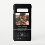 Capa Para Samsung Galaxy Calendário de Aniversário do Casamento Negra Moder<br><div class="desc">Calendário de aniversário de casamento preto e branco moderno do Samsung cobrir telefônico. A design apresenta um calendário simples, moderno, preto e branco, que pode ser facilmente personalizado com os nomes do casal, monograma e data do casamento. E não se esqueça de mover o coração para cercar o dia do...</div>