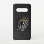 Capa Para Samsung Galaxy Esqueleto Floral Dourado e Preto-Gótico Vintage<br><div class="desc">Capa de telefone gótica de monograma branco com rosas pretas e douradas em uma mão esquelética.</div>