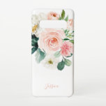 Capa Para Samsung Galaxy Floral de Cor de Água Rosa Esbranquiçada com Seu N<br><div class="desc">Esta design floral de cor d'água, lindamente feminina, tem rosas brancas e rosa-pinceladas com outras flores misturadas e verde rasteira. Um modelo de texto é incluído para personalizar com seu nome, monograma ou outro texto desejado. Se você quiser remover o texto de amostra completamente, escolha "personalizar este modelo" e exclua...</div>