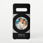 Capa Para Samsung Galaxy Foto e nomes do Casal preto Círculo prateado preto<br><div class="desc">Personalize a foto do casal e os nomes em um círculo preto sobre prata escovada com fundo preto. Mantenha sua foto com você aonde quer que vá.</div>
