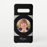 Capa Para Samsung Galaxy Foto/nome do seu filho, Prata do círculo preto, pr<br><div class="desc">Personalize com a foto e o nome do seu filho em um círculo preto em prata escovada com fundo preto. Mantenha a foto do seu filho com você onde quer que você vá.</div>