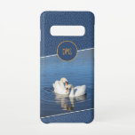 Capa Para Samsung Galaxy Love Swans Blue Monographic Capa de telefone<br><div class="desc">Esta capa de telefone bonito apresenta uma fotografia de um casal cisne mudo num lago azul. Há um fundo azul escuro com um simples padrão de pontos moderno. Não se esqueça de personalizar com suas iniciais de monograma!</div>