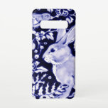 Capa Para Samsung Galaxy Marinho Azul e Coelho Branco Chinoiserie de Aves<br><div class="desc">Em azul bonito em branco,  meu coelho e pássaros estão em um jardim de flores e folhas estilizadas. Maravilhoso para qualquer coelho ou amante de os animais. Você vai adorar esta design com seus jeans de verão e seus topos brancos! Arte original e design de Tuzi Williams.</div>