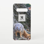 Capa Para Samsung Galaxy Monograma de Fotografia de Esquilo<br><div class="desc">Uma fotografia de um esquilo fofo em frente a uma grande árvore rústica. Personalize esta capa de telefone divertida com seu nome e nome,  perfeito para qualquer amante de esquilo.</div>