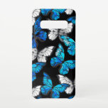 Capa Para Samsung Galaxy Padrão Escuro Sem Costura com Borboletas Azuis Mor<br><div class="desc">Borboletas realistas,  azuis e brancas têm um padrão uniforme em fundo preto.</div>