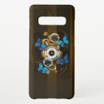 Capa Para Samsung Galaxy Ursos-galos e Borboletas Azuis<br><div class="desc">Composição do relógio de aço redondo com discagem numérica romana preta,  decorado com engrenagens de ouro e latão,  borboletas morfo azuis e lentes danificadas sobre fundo listrado castanho. Estilo Steampunk.</div>