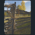 Capa Smart Para iPad Arame farpado<br><div class="desc">O fio velho pendura em um cargo da cerca na floresta nacional de Uncompahgre em Colorado do sudoeste. Foto submetida por um leitor do país. O compartimento do país comemora a beleza excitante, pessoas de contrato, resistindo valores e estilo de vida espiritual rewarding do campo americano. Nossos leitores entusiásticos contribuem...</div>