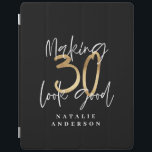 Capa Smart Para iPad Fazer 30, comemoração de aniversário de ouro<br><div class="desc">Celebre seu estilo de aniversário de 30 anos com esse efeito preto,  branco e ouro 30 e um fabuloso design de aniversário. Um design moderno com texto de script e gráficos ousados. Altere a cor para personalizar. Parte de uma coleção.</div>