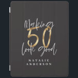 Capa Smart Para iPad Fazer 50, boa celebração de aniversário de ouro<br><div class="desc">Celebre seu aniversário de 50 anos em estilo com esse design de aniversário preto,  branco e ouro de 50 anos e um fabuloso. Um design moderno com texto de script e gráficos ousados. Alterar a cor para personalizar. Parte de uma coleção.</div>