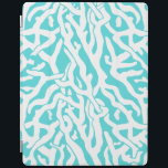Capa Smart Para iPad Padrão de recife de coral de praia azul-marinho<br><div class="desc">Este padrão náutico repetido, inspirado no oceano bonito/na praia, parece um recife de coral intricadamente tecido a branco numa praia - fundo azul. O elegante padrão de recifes de coral é feito em um olhar de estêncil. A cor do azul lembra os mares tropicais claros e brilhantes. Esta design simples...</div>