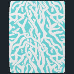 Capa Smart Para iPad Padrão de recife de coral de praia azul-marinho<br><div class="desc">Este padrão náutico repetido, inspirado no oceano bonito/na praia, parece um recife de coral intricadamente tecido a branco numa praia - fundo azul. O elegante padrão de recifes de coral é feito em um olhar de estêncil. A cor do azul lembra os mares tropicais claros e brilhantes. Esta design simples...</div>