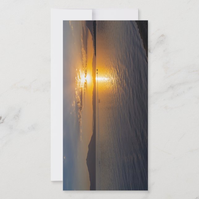 capala e montanhas ao longo do horizonte ao pôr do (Frente)