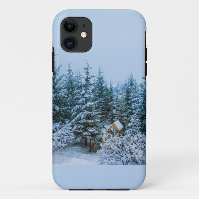Capas de iphone das Árvores de Natal (A photograph of a light blue phone case with a winter scene on the back.)