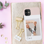 Capas de iphone de Fotografias de Cachorro Persona<br><div class="desc">Proteja seu telefone com estilo e mostre seu melhor amigo peludo! Esta capas de iphone personalizada apresenta um design cor-de-rosa pastel suave com um quadro fotográfico personalizado e um script elegante de nome na parte inferior.</div>