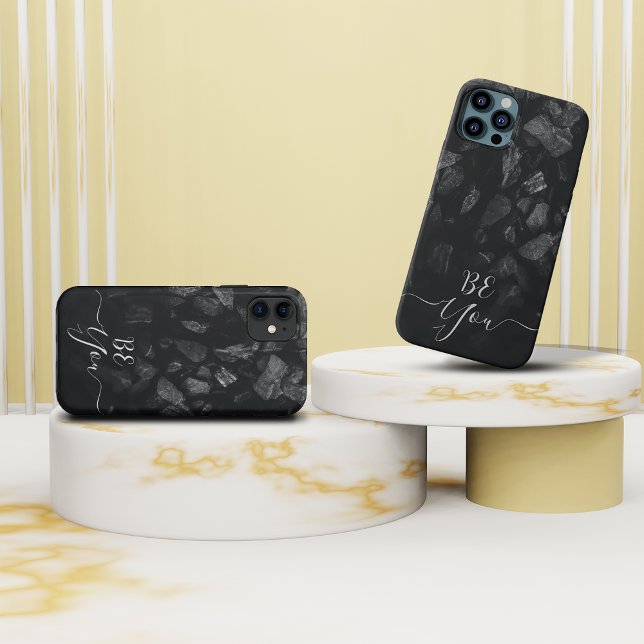 Capas de iphone de monograma de Cinza escura (Dark Gray stone monogram iphone cases)