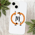 Capas de iphone de monograma de salsicha<br><div class="desc">Dachshund bonito e engraçado, cães de salsicha ou cachorros-salsicha em movimento perpétuo. Um caso único e divertido para fazer você sorrir. Personalize alterando ou removendo o inicial.</div>