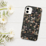 Capas de iphone Floral Preta Monograma<br><div class="desc">Esta na moda e elegante capas de iphone de flor silvestre apresenta lindas flores silvestres de cor d'água pintadas à mão,  organizadas em um lindo padrão. Encontre itens correspondentes na Coleção de Casamentos de Flor Selvagem de Névoa Negra.</div>