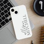 Capas de iphone Minimalista de Caligrafia Script<br><div class="desc">Minúsculas apresentam o nome que combina a caligrafia de script com a fonte de serif de chic.</div>