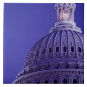 Capitol dos EUA ao anoitecer com luz na cúpula ati