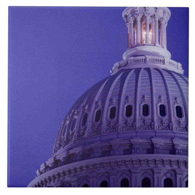 Capitol dos EUA ao anoitecer com luz na cúpula ati (Frente)
