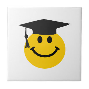 Cara graduada com chapéu da graduação