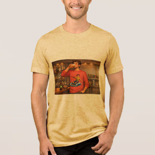 Caraça tomando uma IPA com camisa de wakeboard