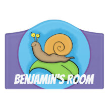 Caracol bonito e feliz numa ilustração de desenho 