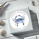 Caranguejo Azul com Etiquetas de Casamento de Prai<br><div class="desc">Essas etiquetas de casamento praias personalizadas apresentam um caranguejo aquarela em tons de azul. Use os campos modelo para adicionar seu texto personalizado. Uma escolha elegante para etiquetas de casamento de destino ou costeiras, favores e presentes. Visite www.zazzle.com/dotellabelle para ver todos eles. Arte exclusiva e design por Victoria Grigaliunas de...</div>