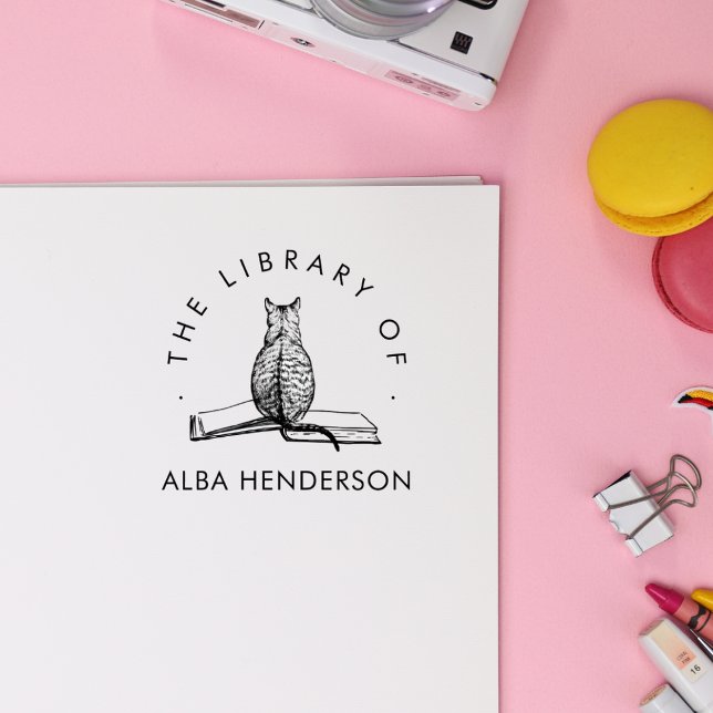 Carimbo Auto Entintado Cute Cat on the Book Modern Library (Criador carregado)