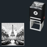 Carimbo Auto Entintado Eleição Parisiense de inverno - Natal na cidade<br><div class="desc">Entra numa terra maravilhosa de inverno parisiense com o nosso Natal "Elegância Parisiense de inverno". Esta bela imagem captura o romance e o encanto de Paris durante a estação festiva. Desde as luzes cintilantes ao longo do Sena até a majestosa Torre Eiffel brilhando com alegria de férias, cada elemento desta...</div>