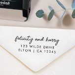 Carimbo Auto Entintado Endereço de Casamento Moderno | Script de nome do<br><div class="desc">O RSVP de casamento simples e na moda retorna o carimbo de endereço em um estilo moderno de design minimalista com uma tipografia de script de tendência em preto e branco clássico, com uma letra informal no estilo de escrita manual. O texto pode ser facilmente personalizado para um único design...</div>