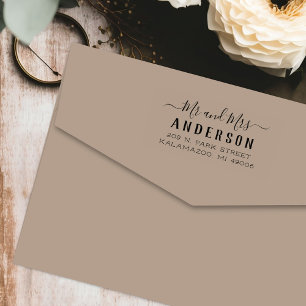 Carimbo Auto Entintado Endereço de Retorno Moderno para Sr e Sra em Scrip