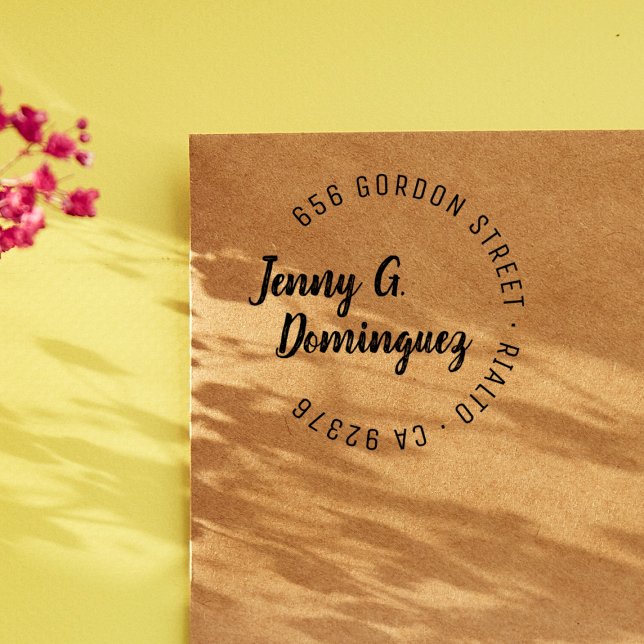 Carimbo Auto Entintado Endereço de retorno redondo de caligrafia moderna  (Rubber Stamp Mock-up)